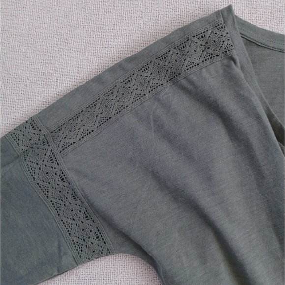 SALE! Gap ♡ lace trim shirt - Picture 2 of 6